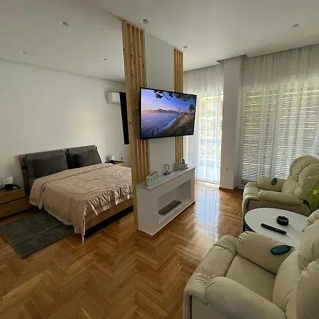Sea View Apartment *
